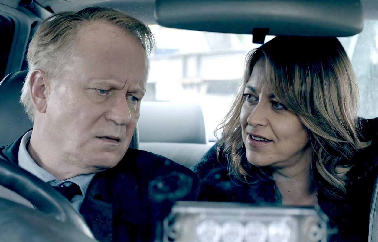 Hyllad brittisk kriminalserie med en ”superb” Stellan Skarsgård på TV4 Play