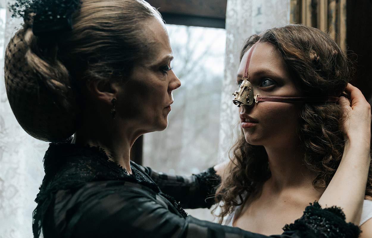 ”Sylvass satir” och ”ohämmat obehag” ger ”The Ugly Stepsister” högsta betyg