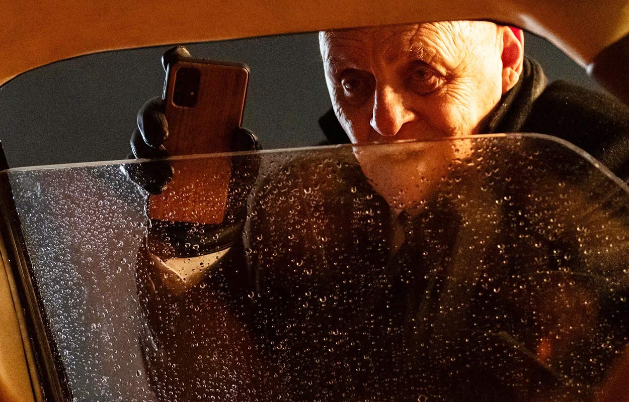 Nu släpps Bill Skarsgård-thriller med Anthony Hopkins äntligen i Svergie