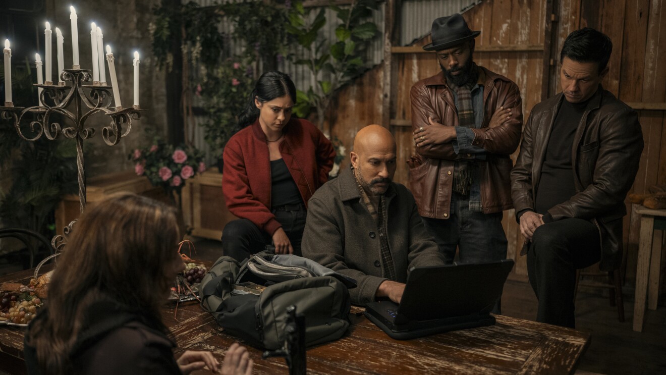 Mark Wahlberg, LaKeith Stanfield, Rosa Salazar och Keegan-Michael Key i Play Dirty. Foto: Prime Video.