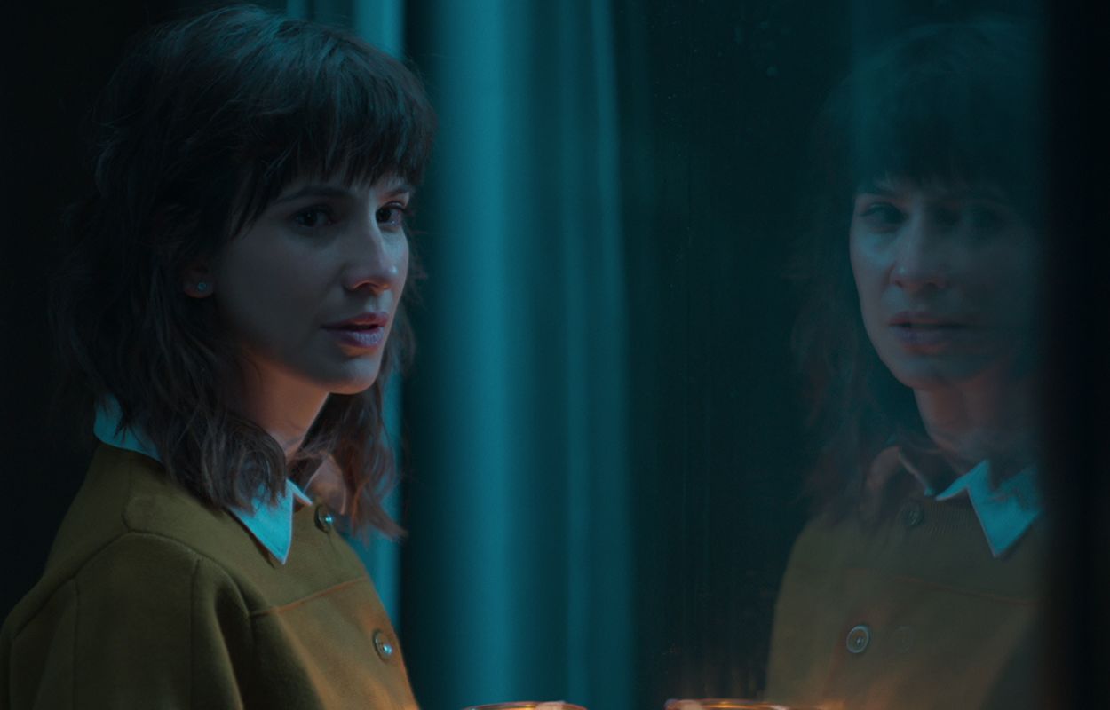 Kuslig besökare knackar på dörren i Netflix helt nya thrillerserie
