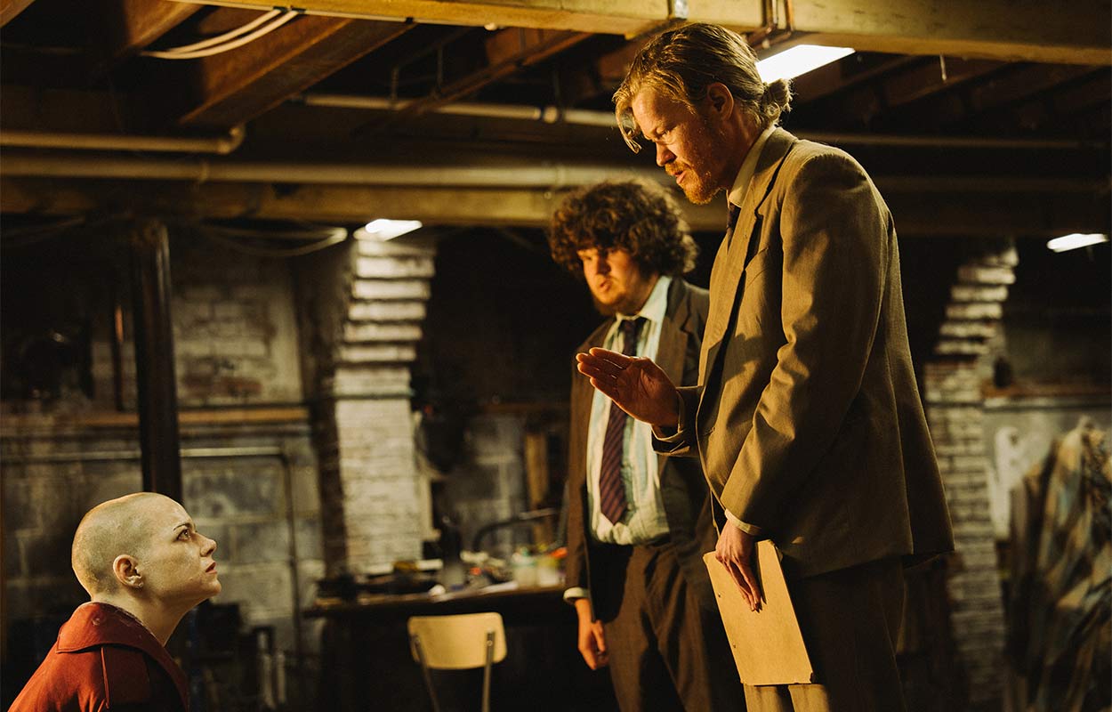 Thrillern ”Bugonia” är garanterad Oscarsnomieringar – briljant på flera plan