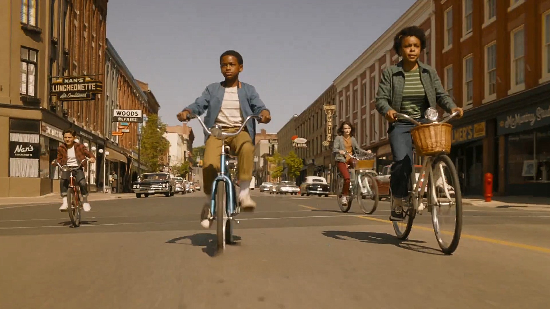 Fyra barn på cyklar. Det blir inte mer Stephen King än så här. Foto: HBO.