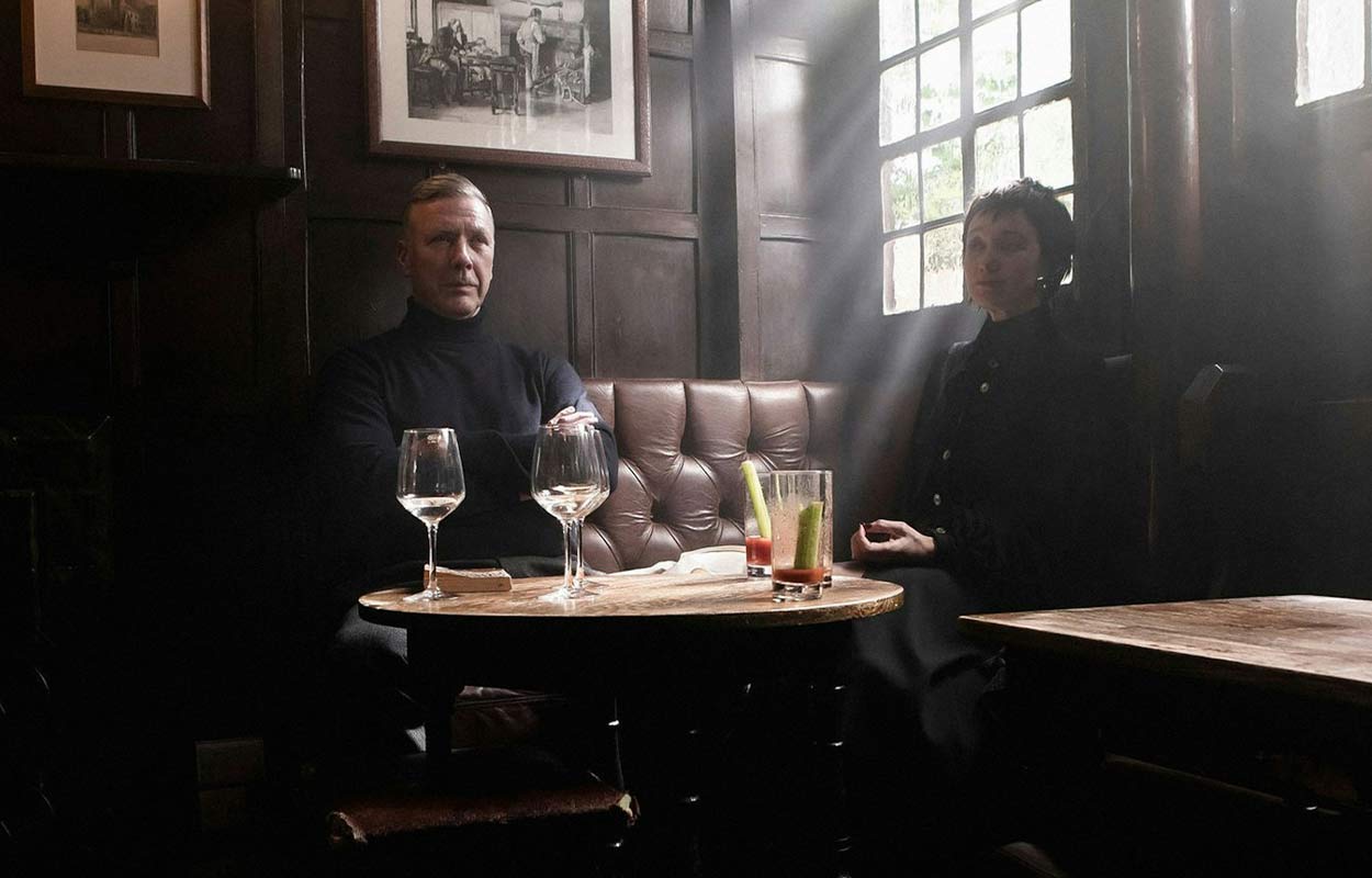 Mikael Persbrandts ok&auml;nda kriminalthriller fr&aring;n 2025 finns nu i Sverige