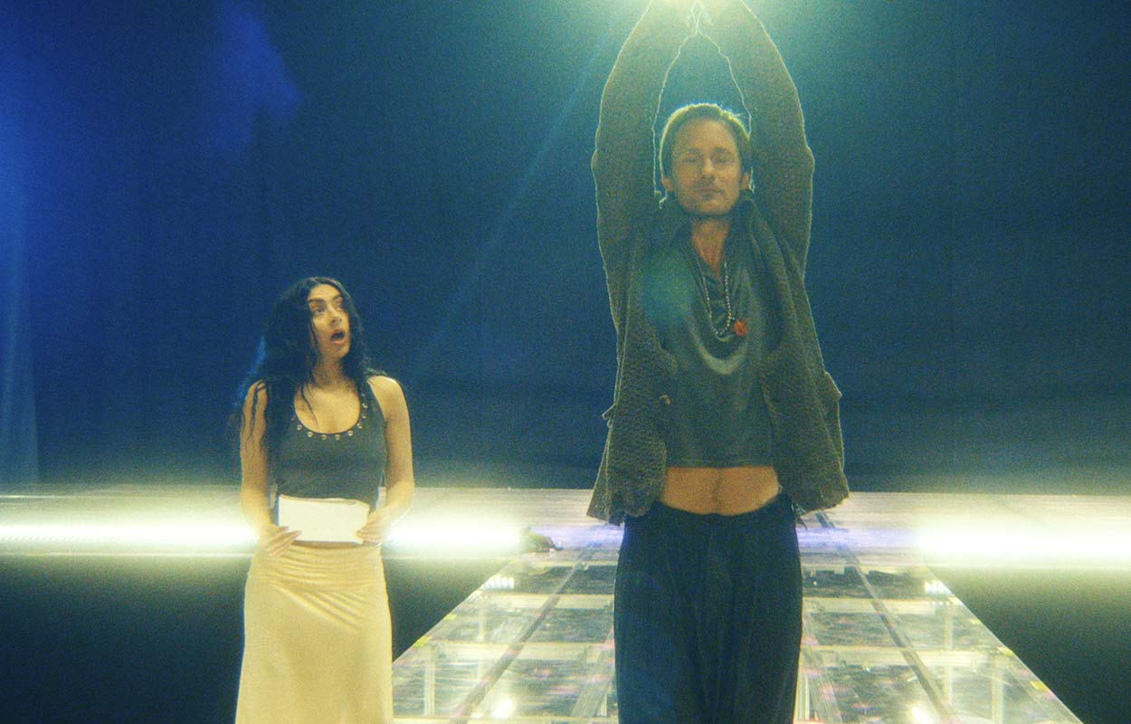 Alexander Skarsg&aring;rd &auml;r tillbaka med ny film &ndash; tillsammans med v&auml;rldsartist