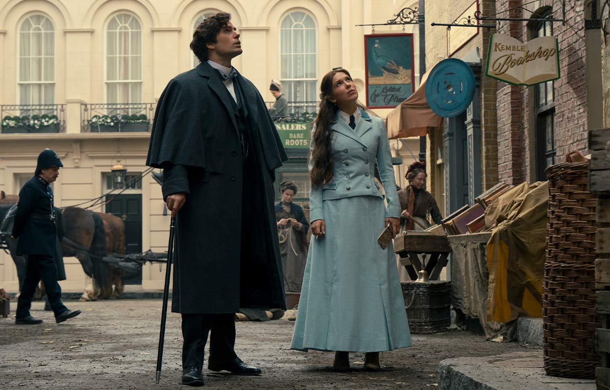Henry Cavill som Sherlock Holmes och Mille Bobby Brown som Enola Holmes.