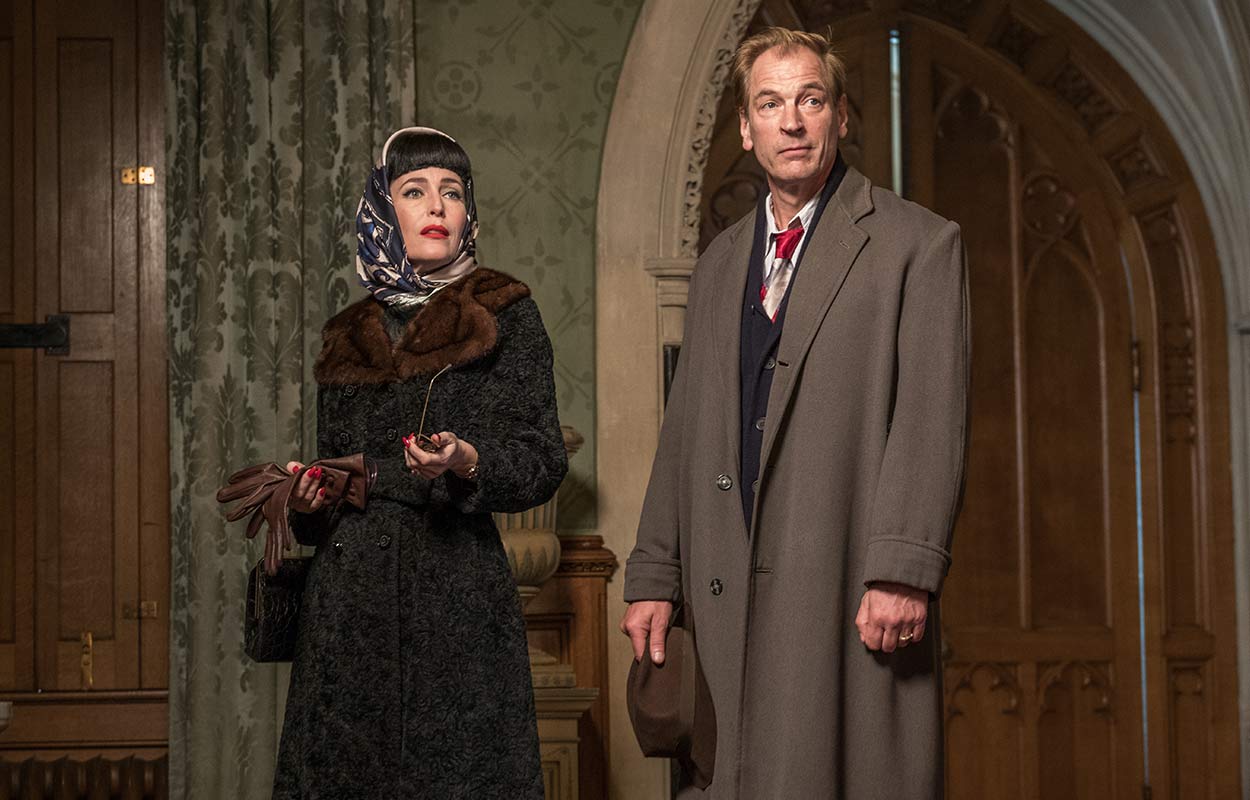 Gillian Anderson och Julian Sands i &rdquo;Crooked House&rdquo;.