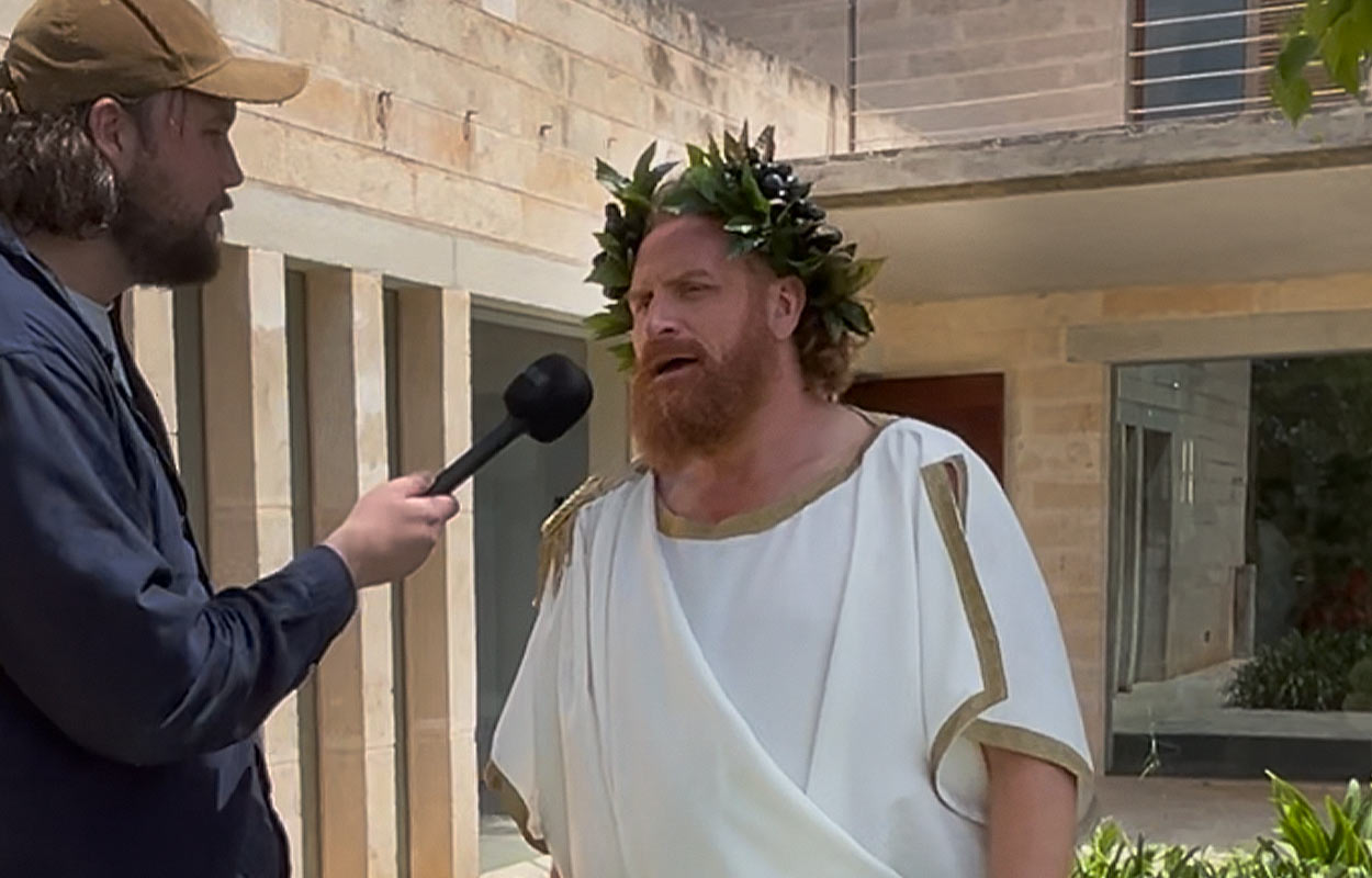 En galen Kristofer Hivju v&auml;ntar i &rdquo;D&auml;r solen alltid skiner&rdquo; s&auml;song 2: &rdquo;Skoj&rdquo;