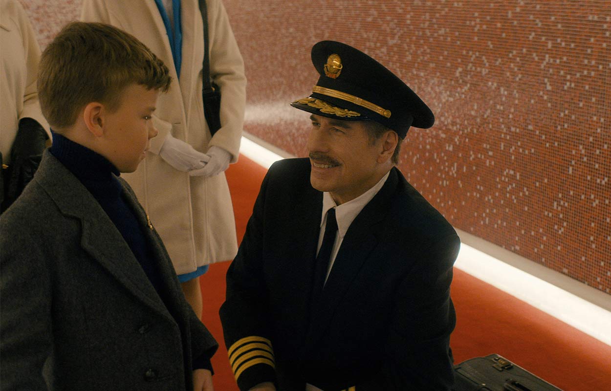 Clark Shotwell och John Travolta i &rdquo;Propeller One-Way Night Coach&rdquo; (2026). Foto: Apple TV.