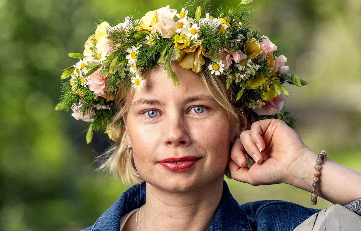 &rdquo;Tunna bl&aring; linjen&rdquo;-stj&auml;rnan Amanda Jansson &auml;r en av &aring;rets sommarpratare.