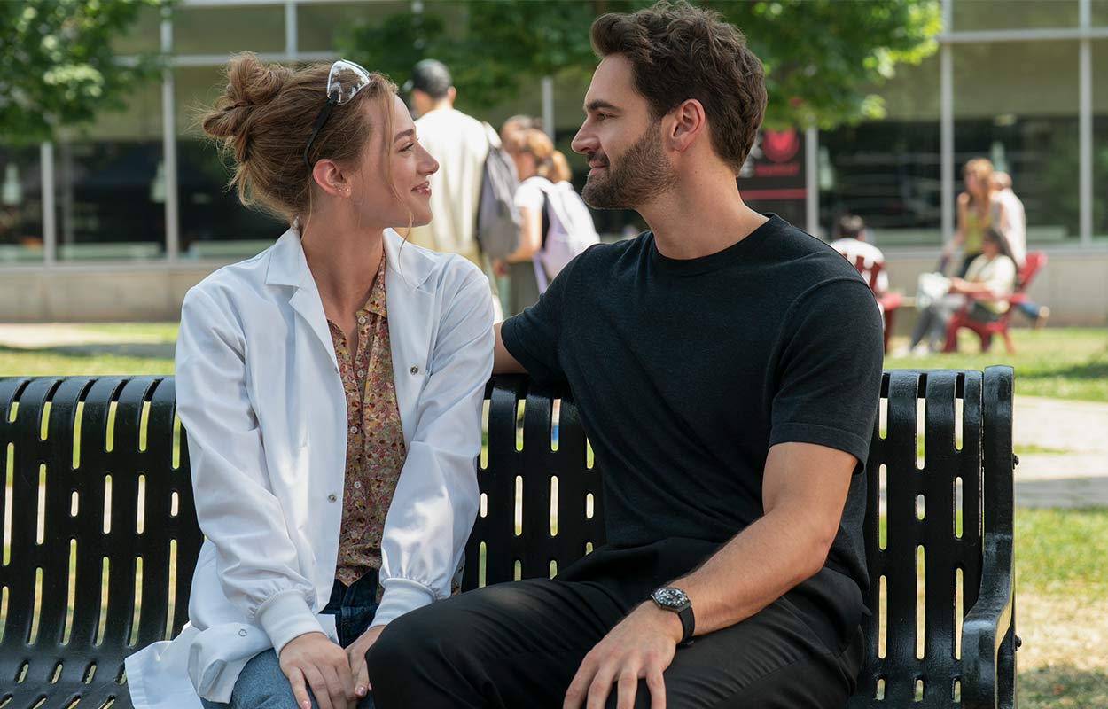 Lili Reinhart och Tom Bateman i &rdquo;The Love Hypothesis&rdquo;.