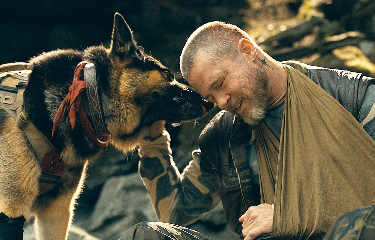 Hunden Uber och Brad Pitt som Odin och James Belmont i &rdquo;Heart of the Beast&rdquo;.