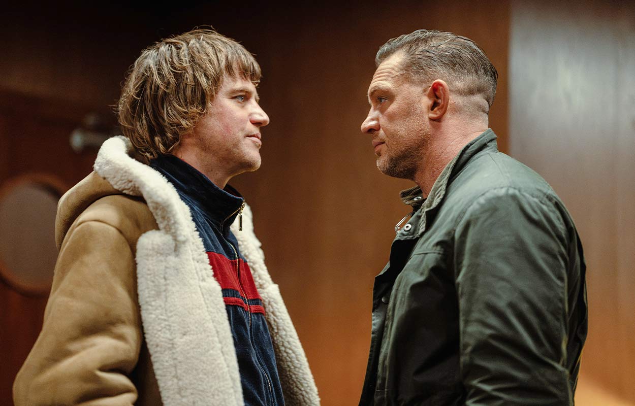 Johnny Flynn och Tom Hardy i &rdquo;MobLand&rdquo; s&auml;song 2.