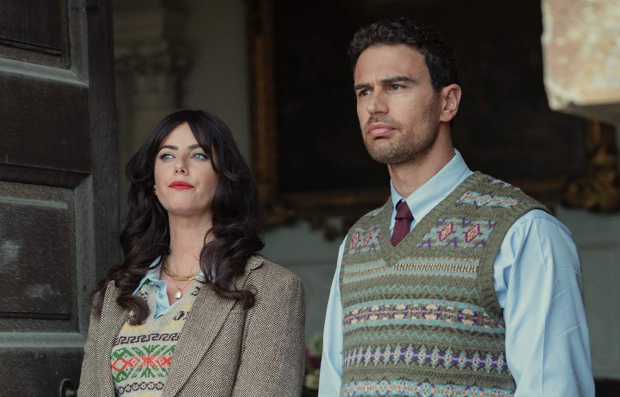 Kaya Scodelario och Theo James i &rdquo;The Gentlemen&rdquo; s&auml;song 2.