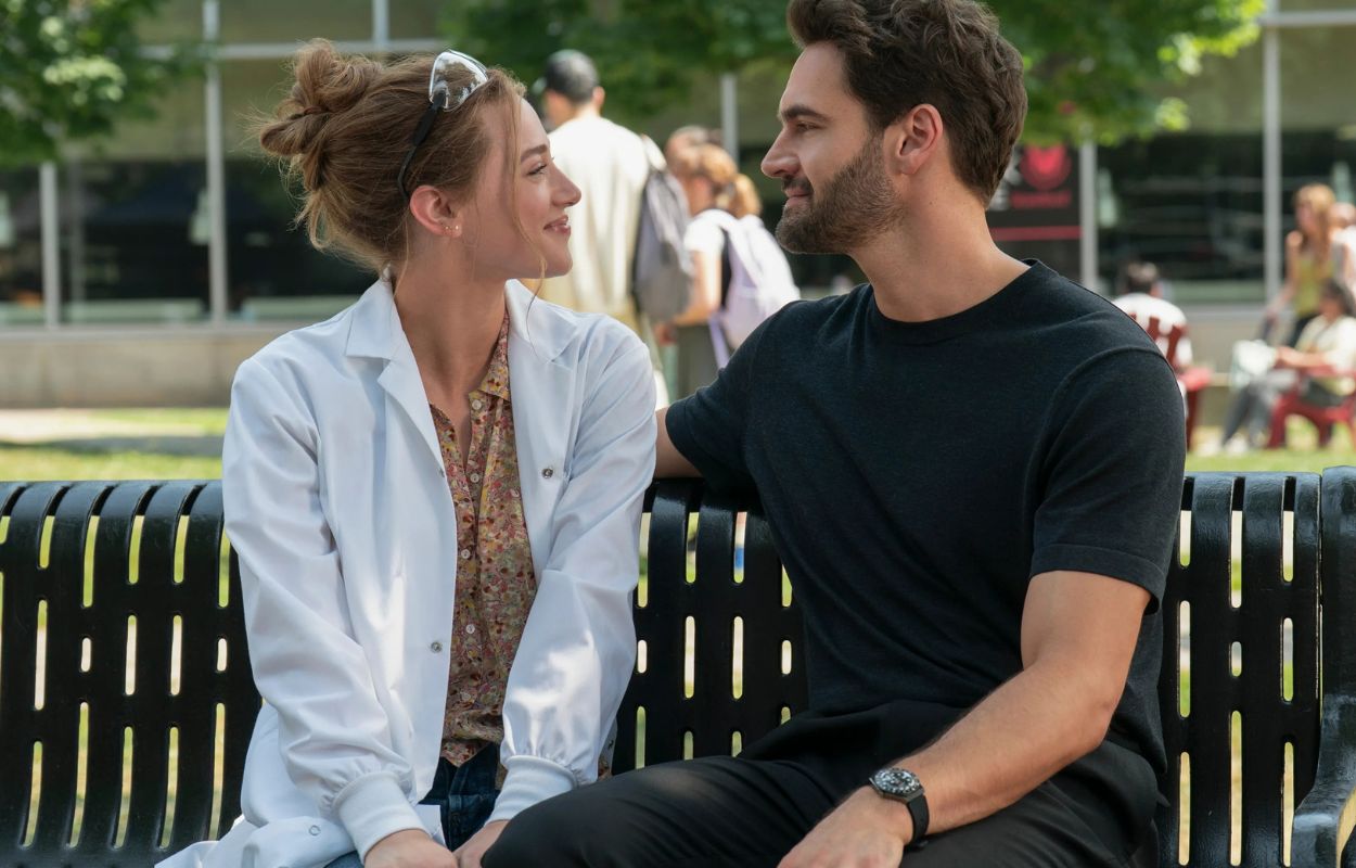 "The Love Hypothesis" &auml;r f&ouml;ruts&auml;gbar romantik &ndash; men Lili Reinhart g&ouml;r den v&auml;rd att se