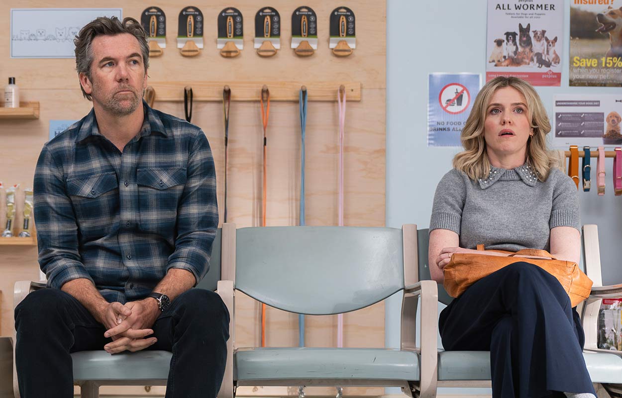 Patrick Brammall och Harriet Dyer i &rdquo;Tv&aring; singlar och Colin&rdquo;.