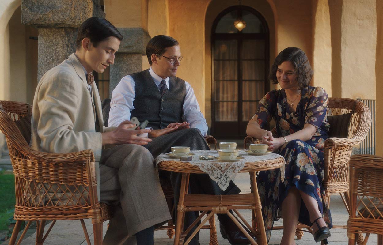 Gustav Lindh, Bill Skarsg&aring;rd och Asta Kamma August i &rdquo;Br&auml;nn alla mina brev&rdquo;.