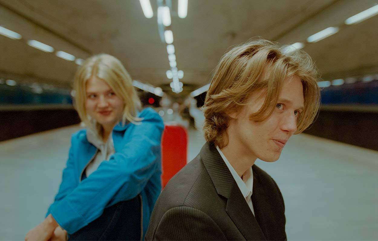 Sophie och Hans i tunnelbanan.