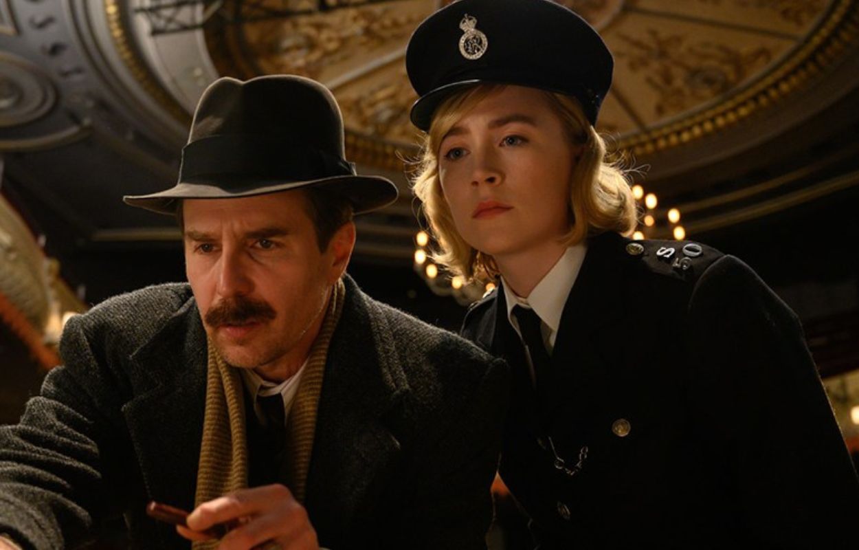 Saoirse Ronan och Sam Rockwell l&ouml;ser mord bakom kulisserna p&aring; SVT Play
